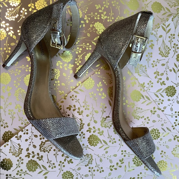 Gorgeous MK gold specked 3” sandal - Picture 2 of 12